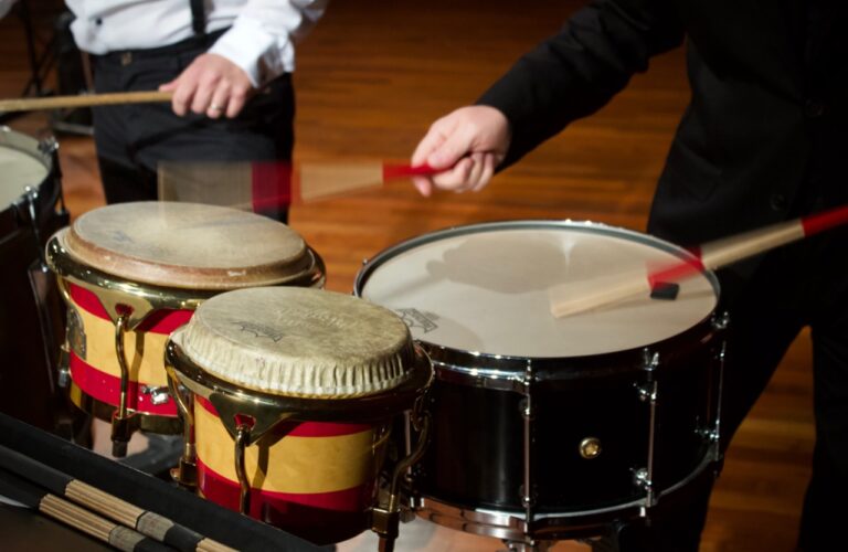 Personas tocando tambores.