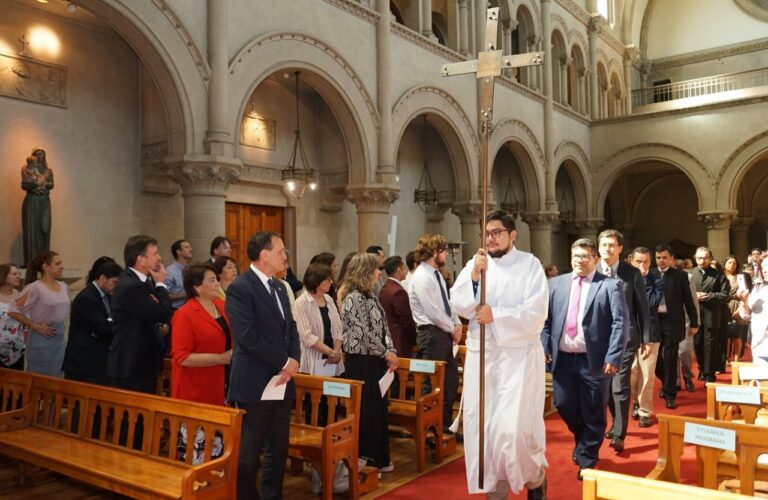 Personas en una Iglesia.