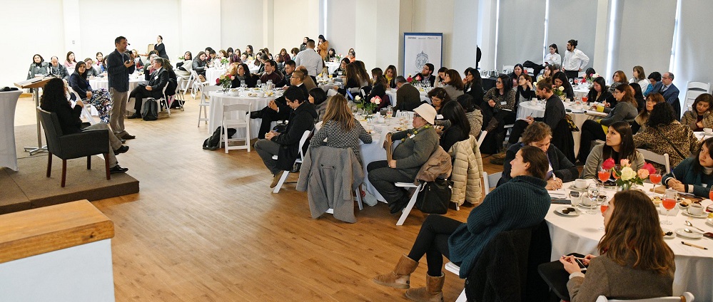 Grupo de orientadores y profesores participando de una charla en la UC.